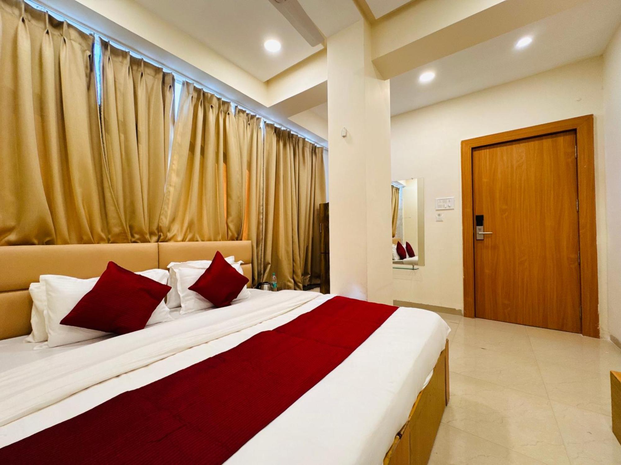 אויאיין Hotel Shivlok מראה חיצוני תמונה