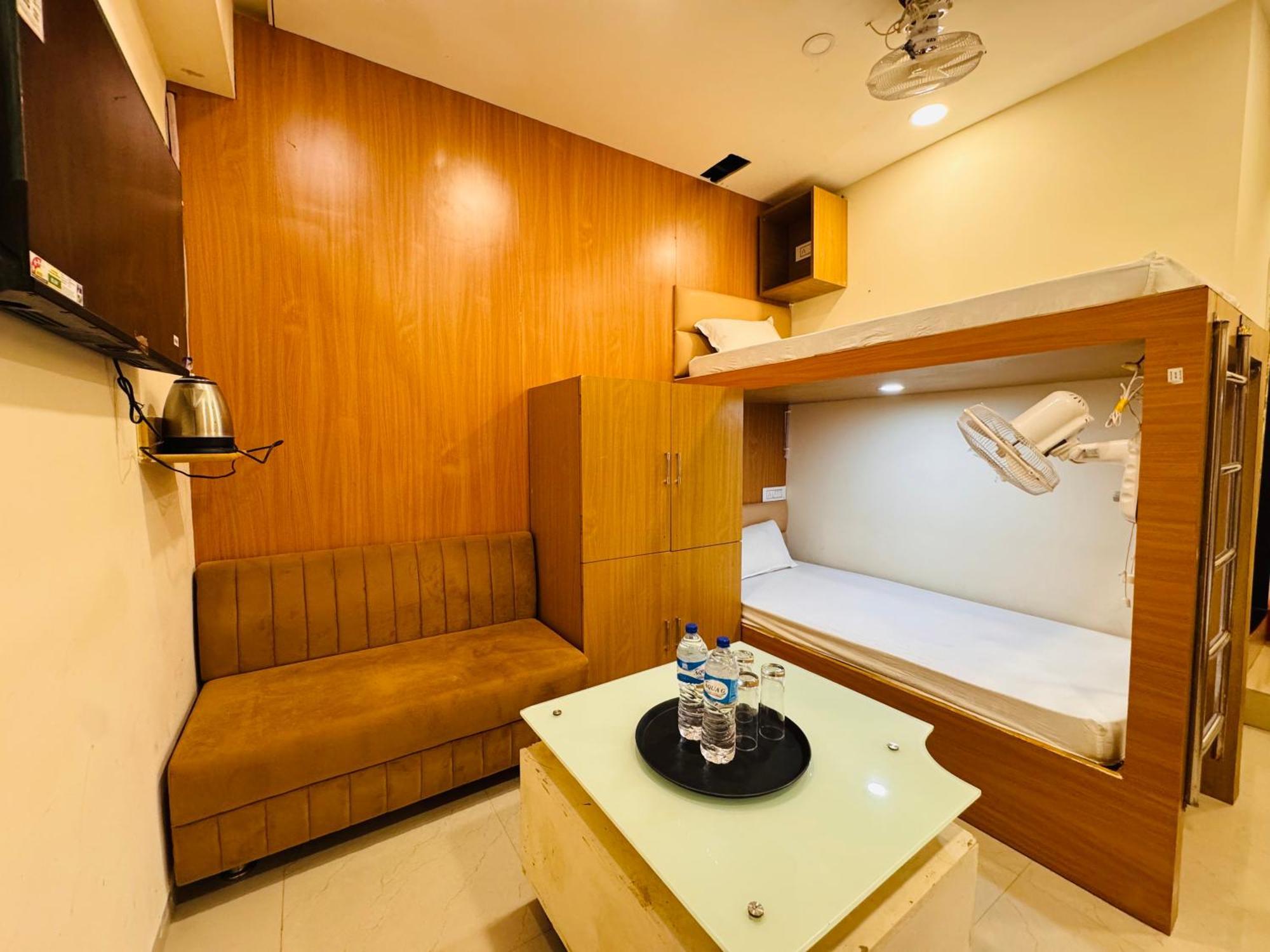 אויאיין Hotel Shivlok מראה חיצוני תמונה